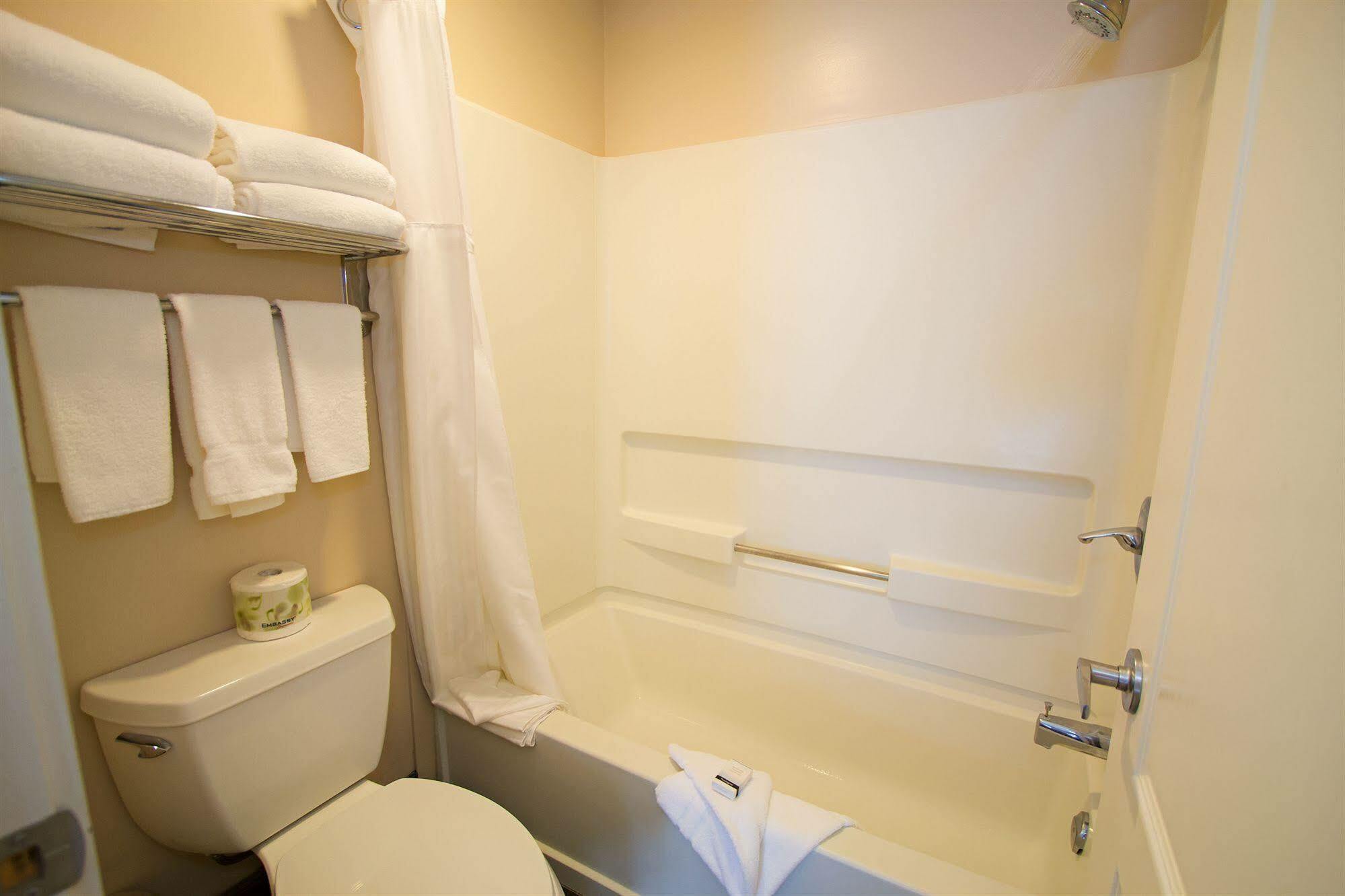Glenwood Inn & Suites Trail Kültér fotó