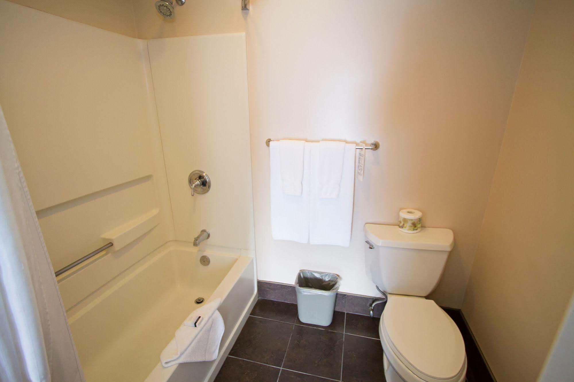 Glenwood Inn & Suites Trail Kültér fotó
